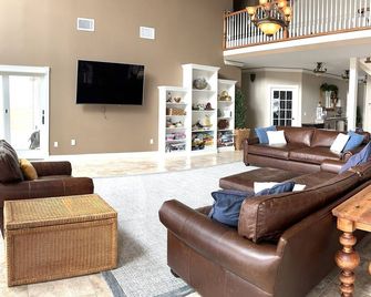 Luxury Lakefront Oasis: hot tub, Game Room & flat Private Beach! - Ottertail - Living room