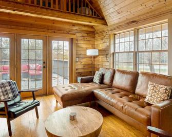 Modern Log Cabin with Vineyard Views - بين يان - غرفة معيشة