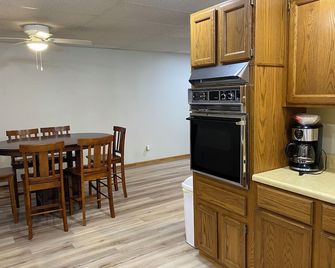 1500 sq feet, full kitchen dining and Living room with 2 Bedrooms Basement Apart - Taylorville - Кухня