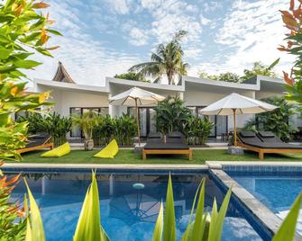 Jago Gili Air - Pemenang - Pool