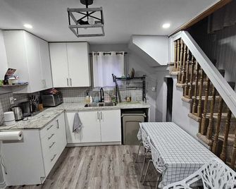 Beautiful smart home - Quinte West - Kitchen