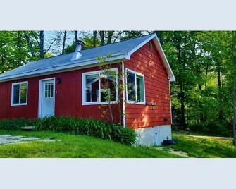 White Mountain Cozy Cottage with Touch of Modern - Campton - Building