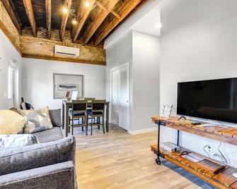 شيك آبا ت إن ذا هارت أوف داون تاون كاناندايغوا - كاناندياجو - غرفة معيشة