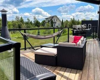 Lakefront Modern Cottage 25 mins to Blue Mountain - Duntroon - Balcón