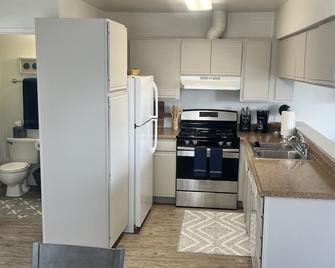 Clean and spacious unit with private balcony 1.5 blks from the beach! - Imperial Beach - Kitchen