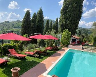 Romantic master bedroom in 18th-century villa - Ponte Buggianese