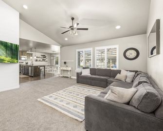 6 Bedroom Rambler Near Uvu, Byu, & Golf Course - Orem - Huiskamer