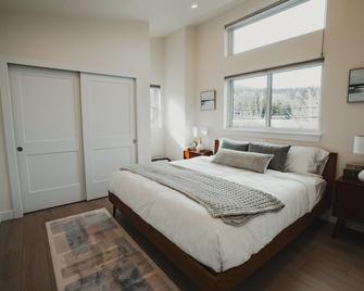 Olde Town Issaquah Modern Home - Issaquah - Bedroom