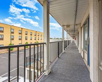 Motel 6 Columbus Oh - Columbus - Balcony