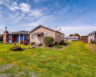 Perfectly located home with pellet stove - walk to Trinidad State Beach & Harbor - Trinidad - Edificio