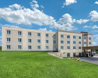 Comfort Inn & Suites - Napanee - Building