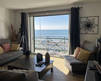 Pleasant, comfortable apartment with sea view - Granville - Salon
