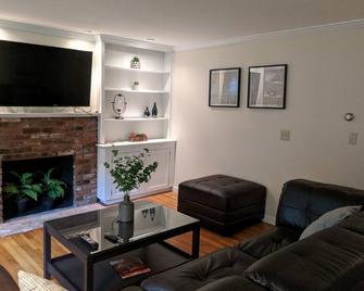 3 Bedroom 2 bath Home Located in South County Rhode Island - Kingston - Living room