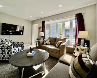 7086 Tylersville Beautiful 4 Bdr Home - Near I-75 - West Chester - Living room