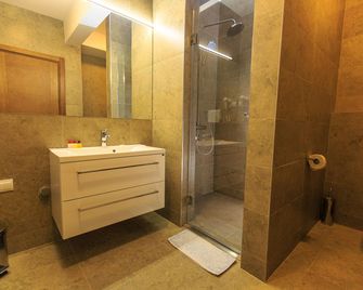 Apartments Kuce Lekovica Beach & snack bar- Bistro - Bar - Baño