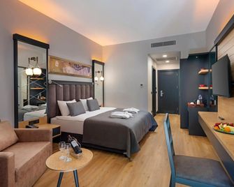 Alva Donna Beach Resort Comfort - Side