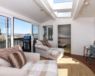 At The Beach! Insanely Great Beach House, Ocean Views, Relaxation & Pickleball - Watsonville - Obývací pokoj
