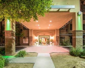 Holiday Inn & Suites Goodyear - West Phoenix Area By IHG - Goodyear - Budova