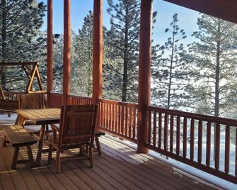 Family cabin in the Moutains-golf, pool, pickle ball, hot spring, skiing & more! - New Meadows - Balcony