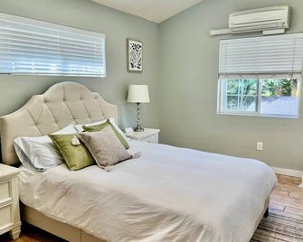 Cozy and quiet Detached unit 1 bedroom in Beaverton area - Beaverton - Bedroom