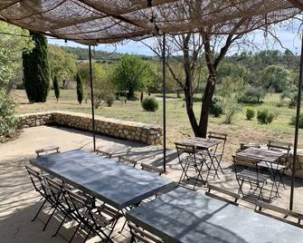 Surprising Mas in Cévennes, Large spaces with Spa; Calm, relaxation & comfort! - Vézénobres - Patio