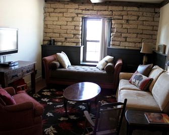 Cozy Cottage Rental with Amazing Mountain Views in Marathon, Texas - Marathon - Sala de estar