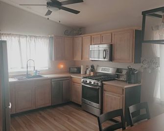 Chateau Relaxo - Kingman - Kitchen