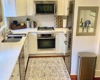 Gorgeous Georgetown entire Row Home with elevator - Washington, D.C. - Kitchen