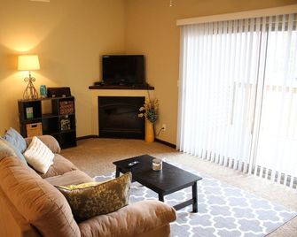 Cozy 2-bedroom condo in Waterloo south side with AC, WiFi & cable TV - Уотерлоо - Вітальня