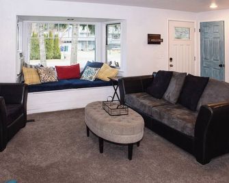 Huge House of Fun in CDA, close to everything! - Dalton Gardens - Living room