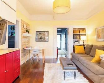 Stunning, Central SanFran Experience, 2 En-Suite Baths, Walk to Everything, Guest Favorite, Book your Holiday Now - San Francisco - Living room