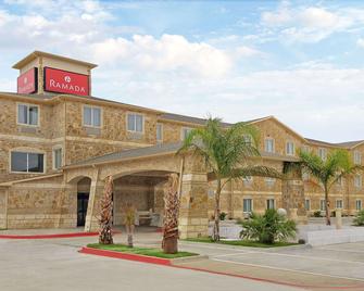 Ramada by Wyndham South Waco - Hewitt - Building