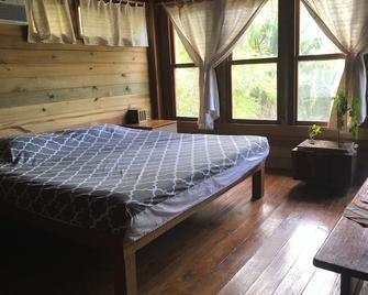 Roatan Bed & Breakfast Apartments - West End - Bedroom