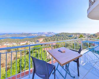 3 House Apart - Kaş - Balcony