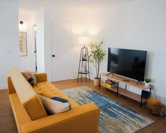 1 Block from Beach - Steps from Restaurants & Shops - Oceanside - Living room