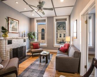 Modern, Cozy, Beautiful Space in the Heart of Downtown Glenwood Springs - Glenwood Springs - Living room