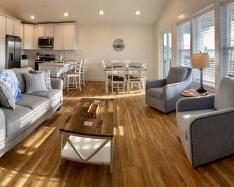 Blue Anchor Cottage - pet friendly retreat! Game Room! - Ocean Shores - Living room
