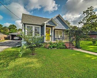 Pet-Friendly Brenham Cottage with Yard! - Brenham - Building