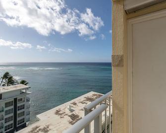 A Family Favorite on Hawaii's Gold Coast 11th Floor Oceanfront Condo - Honolulu - Parveke