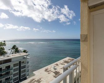 A Family Favorite on Hawaii's Gold Coast 11th Floor Oceanfront Condo - Honolulu - Balcony