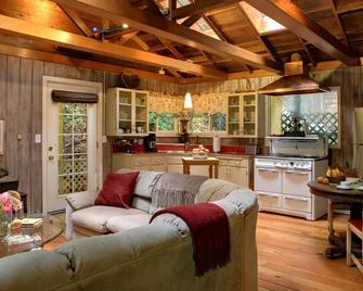 Bakery Redwood Retreat with Creek Access - Cazadero - Sala de estar
