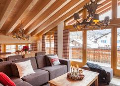 Vrony Apartments by Hotel Walliserhof Zermatt - Zermatt - Living room