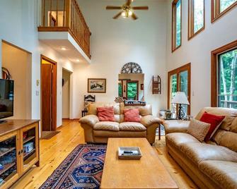 Timberly - 699 Ridge Road Timberly - Private Wooded Lot, Outdoor Hot Tub, Pool Table, Pet Friendly, Lake Access! - Davis - Living room