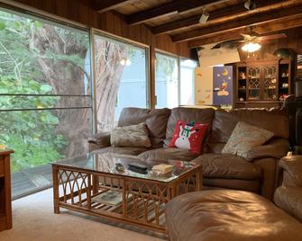 Waimanalo Beach Family Home, 2 Bed, 2 Bath, Steps to Beach - Waimānalo Beach - Sala de estar