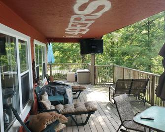 Private 3 bedroom cottage on sm but beautiful lake. - Marmora - Balcón