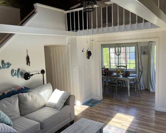 Amazing lake house with everything you need! - Ashford - Sala de estar