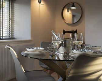 스터닝 - 2 베드룸 - 2 배트룸 홈 - NR 커크비 론스데일 - 커크비 론스데일 - 레스토랑