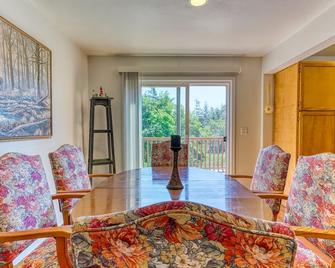 Secluded & comfortable dog-friendly home with deck plus ATV/boat parking - North Bend - Living room