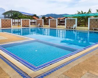 4-Bdr Private House in Kathu - Kathu - Pool