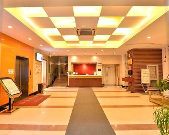 Shanghai Joyful Yard Hotel-Free Shuttle Bus To Pudong Airport And Disneyland - Shanghai - Front desk